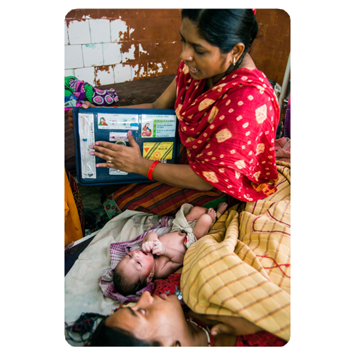 Mães e seus filhos recém-nascidos na ala pós-natal do hospital distrital de Arrah, Bihar.